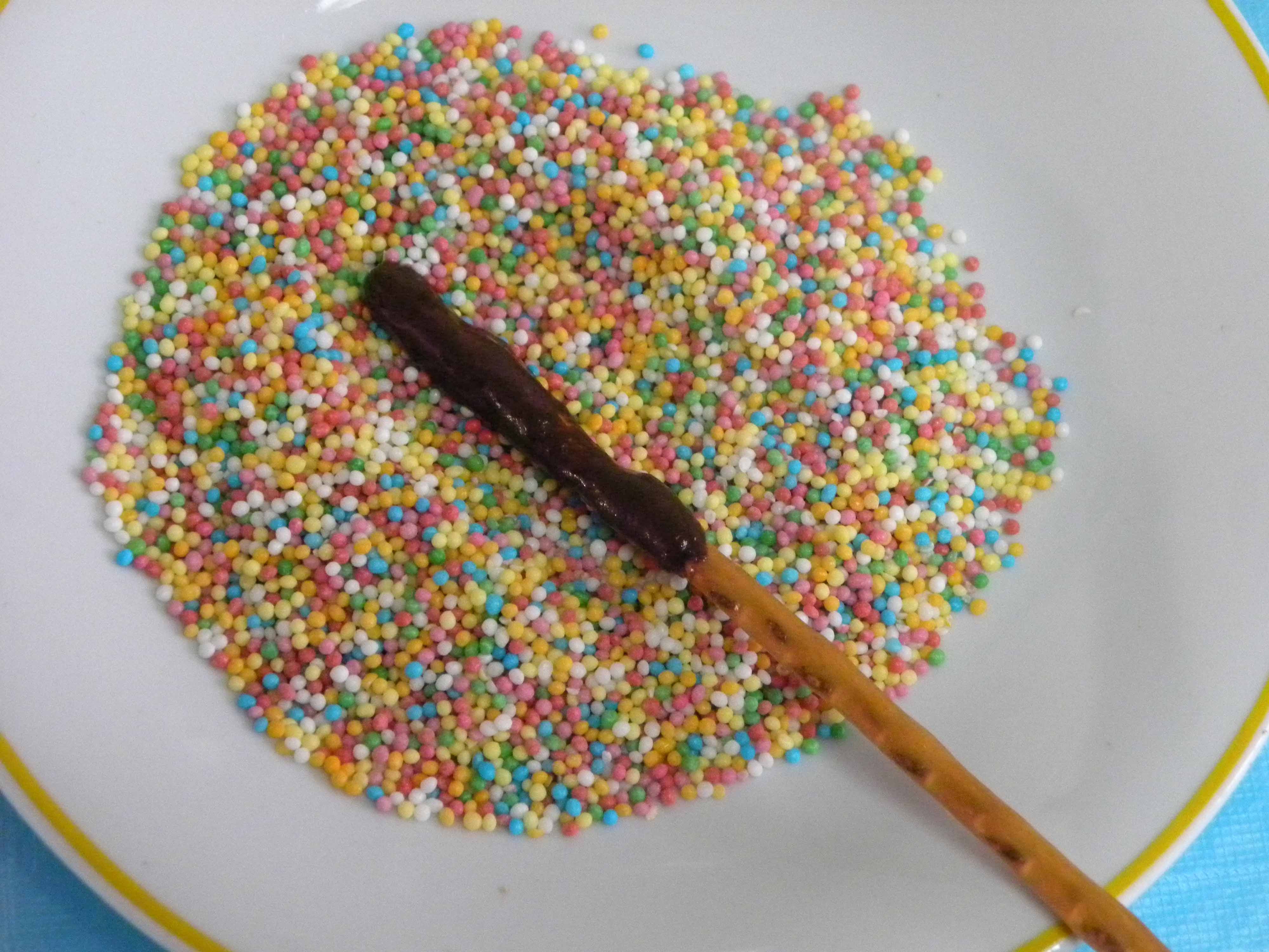 Far Rotolare i Pretzel con il Cioccolato negli Zuccherini Colorati