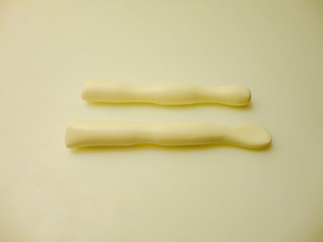 Creare Due Cilindri di Pasta e Modellare le Gambe