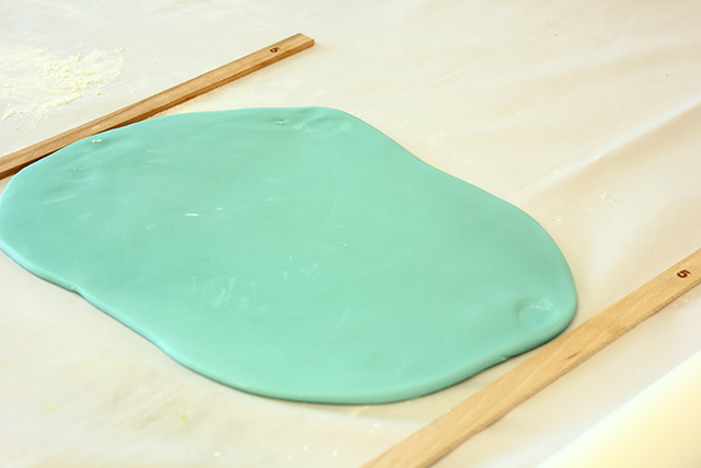 Stendere la Pasta di Zucchero Color Tiffany