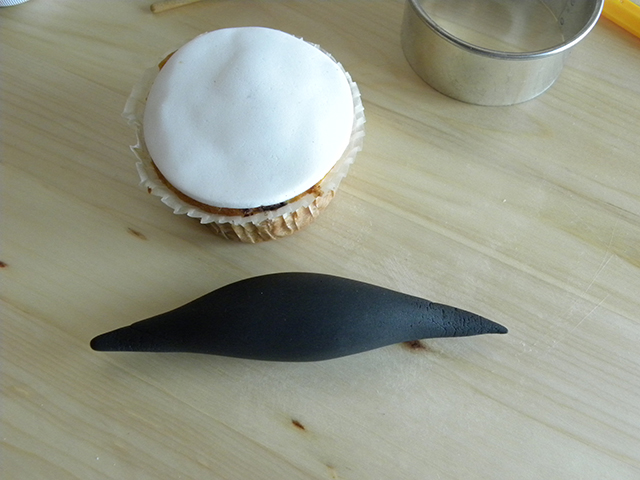 Modellare la Pasta di Zucchero per Creare la Forma dei Baffi