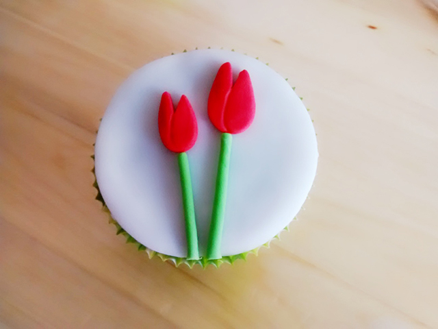 Incollare i Tulipani di Pasta di Zucchero sul Cupcake