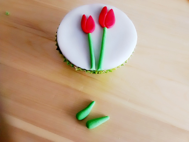 Modellare le Foglie dei Tulipani in Pasta di Zucchero