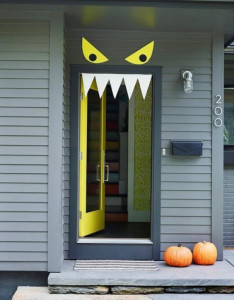 Speciale Halloween 10 Idee per Arredare Casa-Come Decorare la Porta di Casa per Halloween Mostro 1