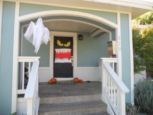 Speciale Halloween 10 Idee per Arredare Casa-Come Decorare la Porta di Casa per Halloween Mostro