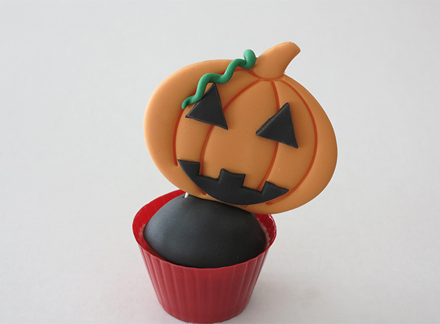 Tutorial Cake Design Cupcakes di Halloween con Zucca in PDZ Applicare la Zucca in PDZ sul Cupcake