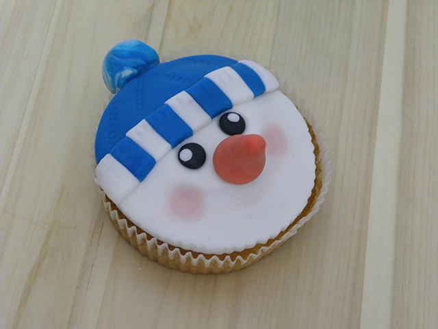 Tutorial di Natale: Cupcake Pupazzo di Neve-Colorare le Gote del Pupazzo di Neve
