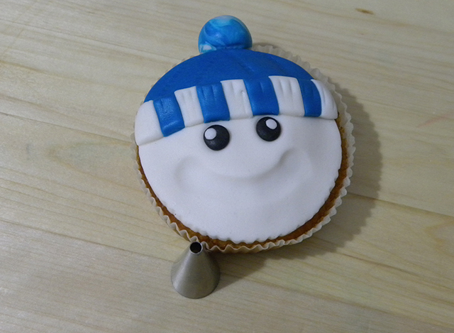 Tutorial di Natale: Cupcake Pupazzo di Neve-Realizzare i Punti Luce degli Occhi