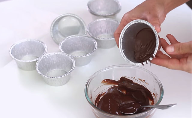 Bicchierini di Cioccolato Fondente-Foderare il Pirottino con il Cioccolato Fuso