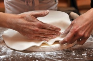 Far Aderire la Pasta alla Torta ed Eliminare le Pieghe lungo i Bordi