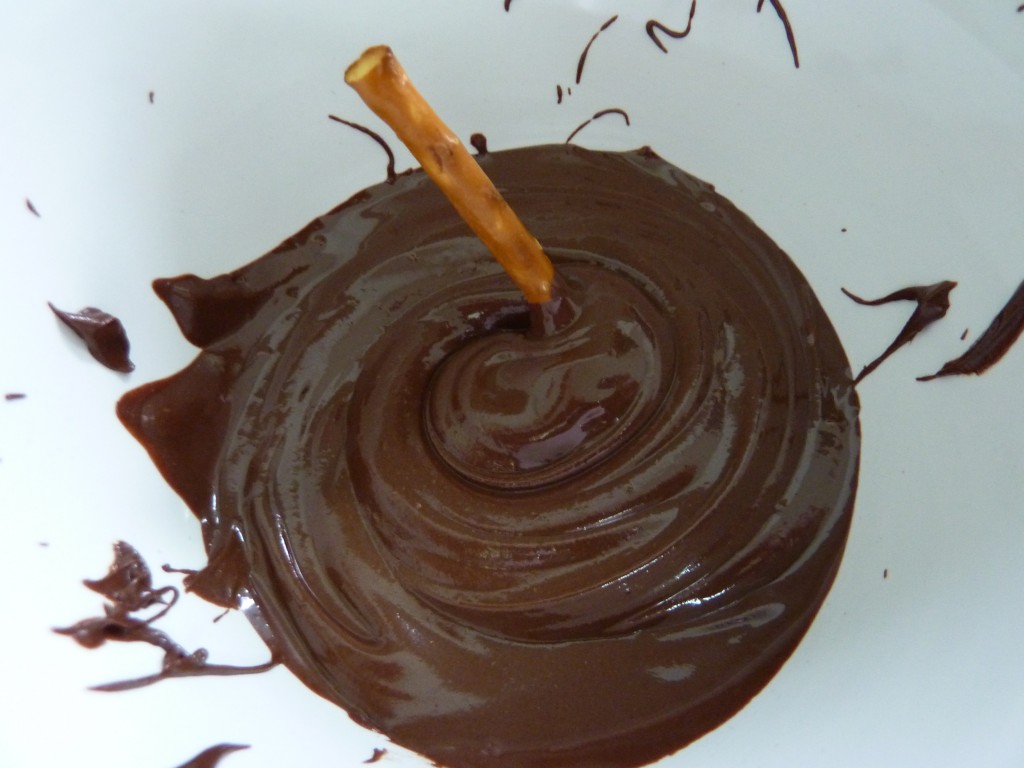 Immergere i Pretzel nel Cioccolato Fuso