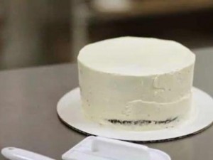 Coprire la Torta con un Sottile Strato di Panna