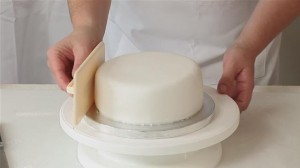 Levigare la Torta per Completare la Copertura