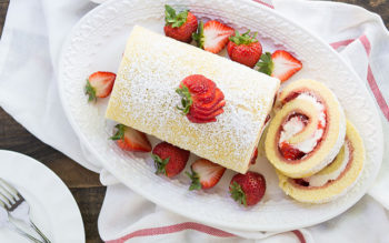 Rotolo di Pasta Biscotto con Panna e Fragole