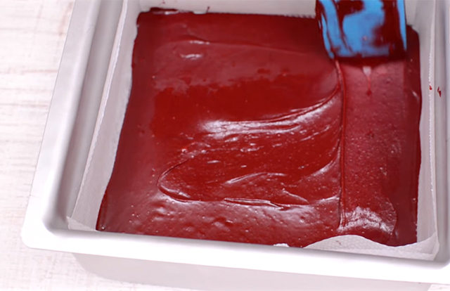 Red Velvet Cheesecake Brownies: Versare l'Impasto dei Brownies nello Stampo