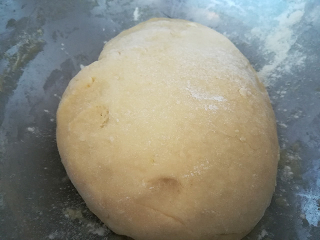 Pesche Dolci all'Alchermes- Impastare gli Ingredienti per Ottenere una Pasta Morbida